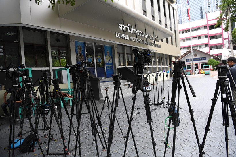 Tại Trụ sở cảnh sát Lumpini, khám xét đồ đạc của nhóm sáu người tử nạn, cảnh sát đã phát hiện xyanua được gói ni-lông trong một chiếc vali. (Ảnh: XUÂN SƠN)