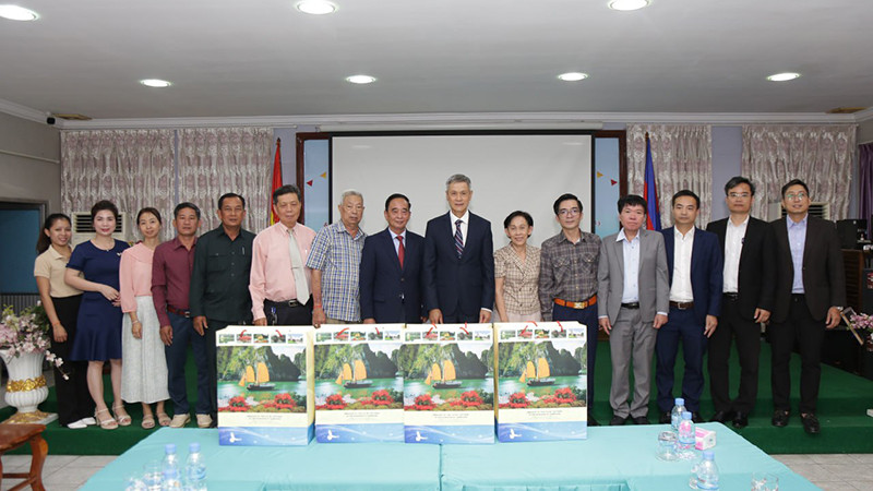 Đại sứ Việt Nam tại Campuchia Nguyễn Minh Vũ đến chúc Tết Hội Khmer-Việt Nam tại Campuchia.