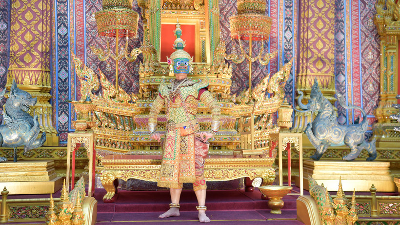 Sân khấu trình diễn Khon thường được xây dựng lộng lẫy. (Ảnh: ĐINH TRƯỜNG)