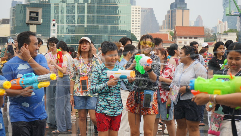 Người dân Thái Lan và du khách tham gia hoạt động té nước trong Tết Songkran. (Ảnh: ĐINH TRƯỜNG)