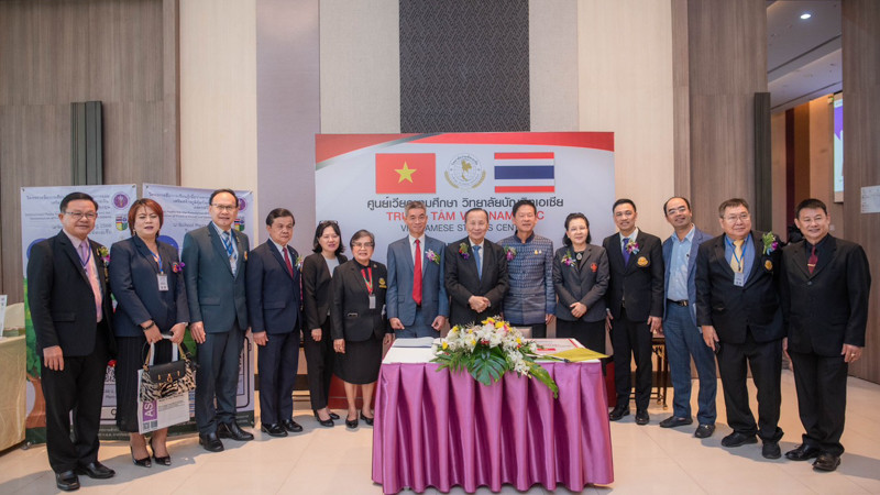 Các đại biểu tham dự lễ khai trương Trung tâm Việt Nam học tại Khon Kaen. (Ảnh: Tổng Lãnh sự quán Việt Nam tại Khon Kaen)