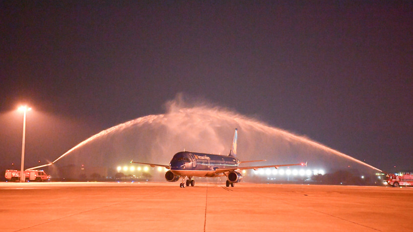 Nghi lễ phun nước chào mừng đường bay Đà Nẵng-Don Mueang (Thái Lan) của Vietnam Airlines. (Ảnh: ĐINH TRƯỜNG)