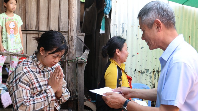 Đại sứ Nguyễn Minh Vũ trao quà của Đại sứ quán Việt Nam tại Campuchia, hỗ trợ các gia đình bị hỏa hoạn.