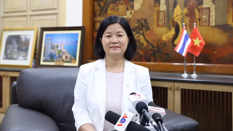 Đại biện lâm thời Đại sứ quán Việt Nam tại Thái Lan Bùi Thị Huệ trả lời phỏng vấn báo chí. 