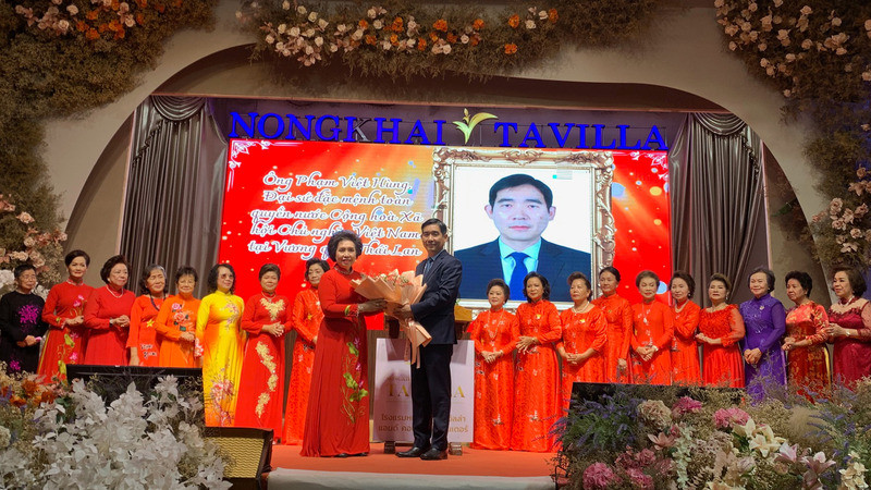 Đại sứ Việt Nam tại Thái Lan Phạm Việt Hùng tặng hoa chúc mừng bà Đinh Thị Kim Loan, Trưởng Ban Phụ nữ kiều bào toàn Thái cùng các thành viên Ban Chấp hành. (Ảnh: XUÂN SƠN)