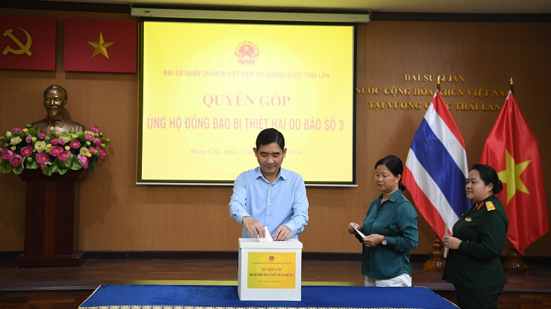 Đại sứ quán Việt Nam tại Thái Lan tổ chức lễ quyên góp ủng hộ đồng bào bị thiệt hại do bão số 3. (Ảnh: ĐINH TRƯỜNG)