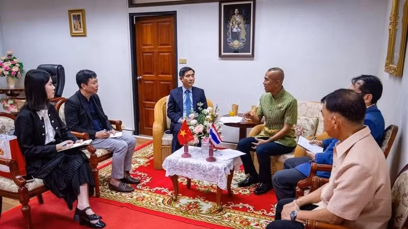 Đại sứ Phạm Việt Hùng làm việc với Tỉnh trưởng tỉnh Trat. (Ảnh: Đại sứ quán Việt Nam tại Thái Lan)