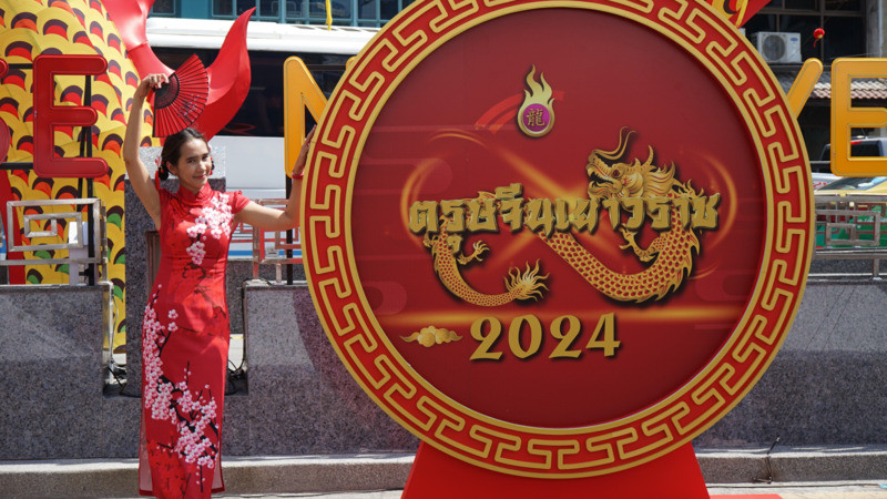 Du khách chụp ảnh lưu niệm tại China Town ở thủ đô Bangkok, Thái Lan. (Ảnh: ĐINH TRƯỜNG)