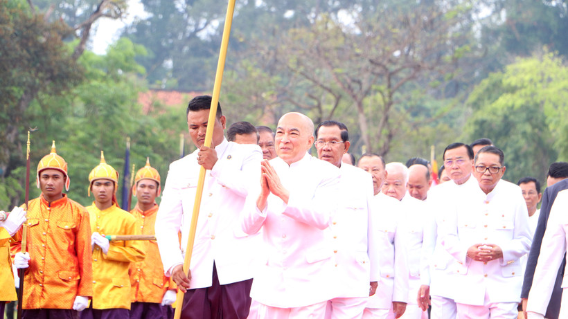 Quốc vương Norodom Sihamoni chủ trì lễ cầu an nhân dịp Năm mới cổ truyền của Campuchia.