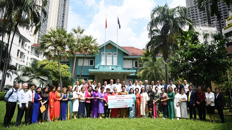 Đại sứ quán Việt Nam tại Thái Lan tiếp nhận tượng trưng số tiền hơn 4,6 tỷ đồng do kiều bào Thái Lan quyên góp, ủng hộ đồng bào trong nước bị ảnh hưởng bởi cơn bão số 3. (Ảnh: XUÂN SƠN)