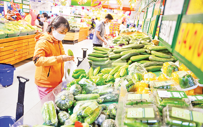 Nhiều siêu thị giảm giá hàng hóa để kích cầu mua sắm.