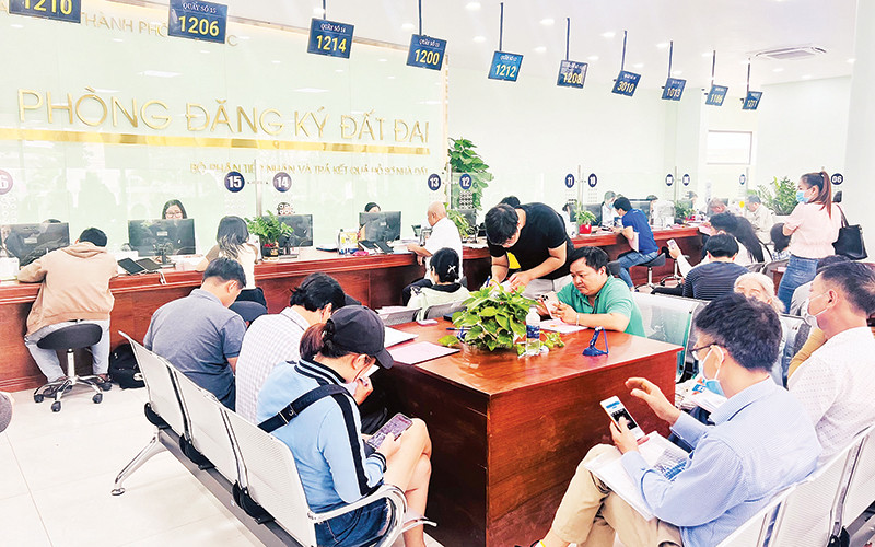 Người dân làm thủ tục hồ sơ nhà, đất tại thành phố Thủ Đức.