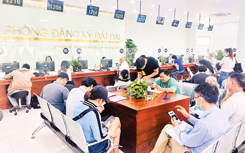 Người dân làm thủ tục hồ sơ nhà, đất tại thành phố Thủ Đức.