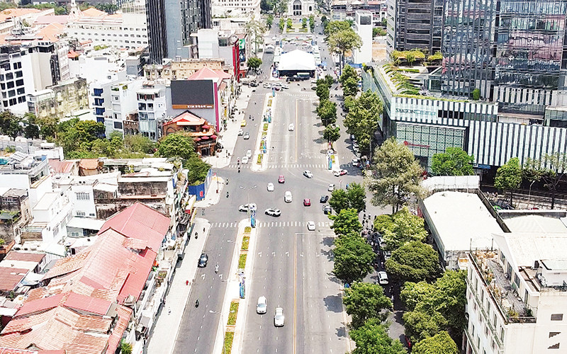Dọc tuyến đường Lê Lợi thiếu cây xanh, cần một kiến trúc tổng thể về cảnh quan. (Ảnh THẾ ANH)