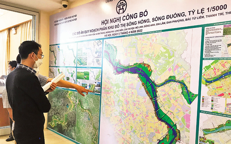 Người dân tìm hiểu Quy hoạch phân khu đô thị sông Hồng.