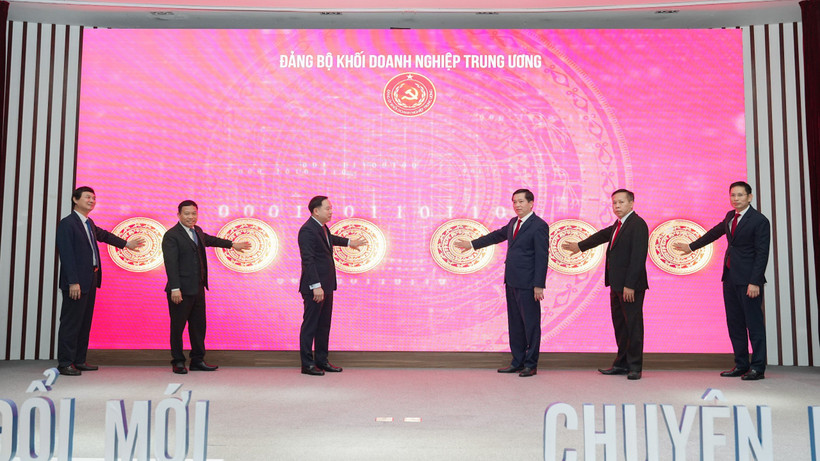Đ/c Nguyễn Long Hải - Ủy viên Dự khuyết BCH TW Đảng, Bí thư Đảng ủy Khối DNTW cùng các đ/c đại diện các vụ thuộc Ban Tổ chức TW và đại diện Thường trực Đảng ủy MobiFone nhấn nút khai trương phần mềm Sổ tay đảng viên Đảng bộ Khối DNTW.