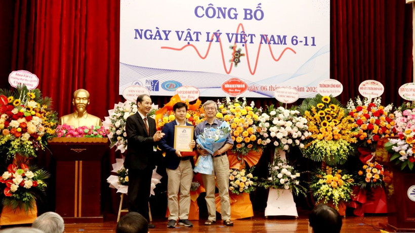 Trao tặng giải thưởng “Nhà Vật lý trẻ triển vọng”.