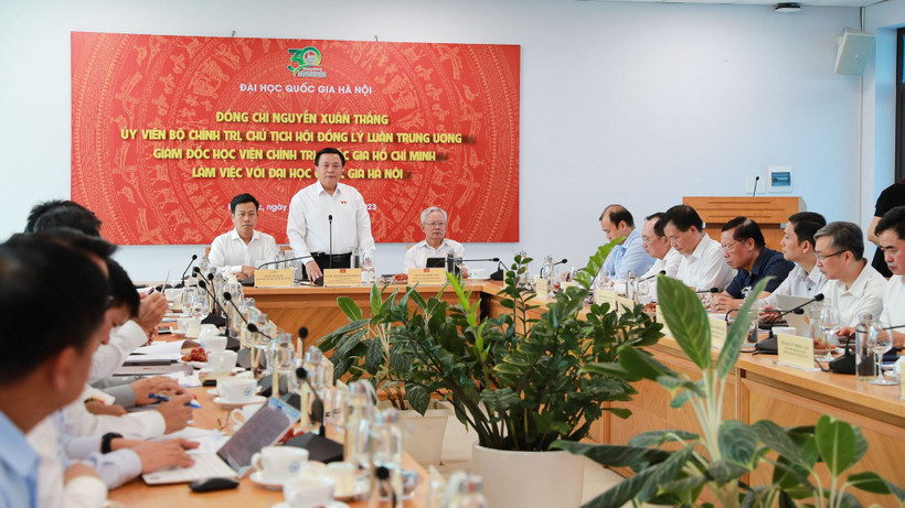 Đồng chí Nguyễn Xuân Thắng phát biểu ý kiến tại buổi làm việc.