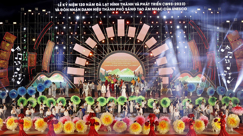 Tiết mục nghệ thuật tại lễ kỷ niệm. (Ảnh Văn Bảo)