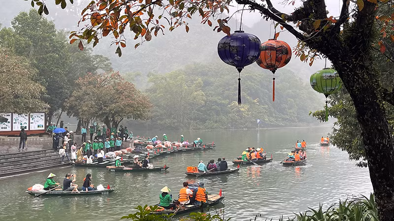 Khách du lịch xuống bến thuyền để tham quan Khu du lịch Tràng An chiều 30/12. (Ảnh XUÂN TRƯỜNG)