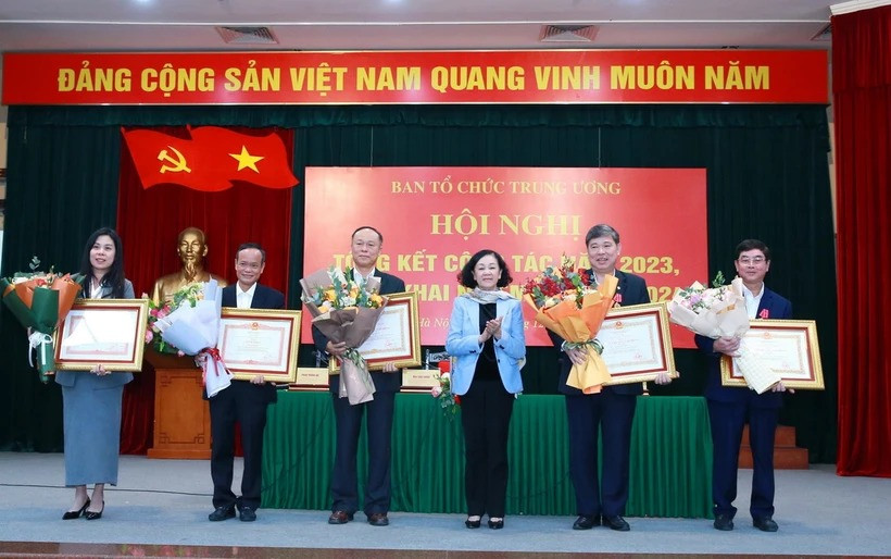 Đồng chí Trương Thị Mai trao Huân chương Lao động của Chủ tịch nước và Bằng khen của Thủ tướng Chính phủ cho các cá nhân có thành tích xuất sắc. (Ảnh: TTXVN)