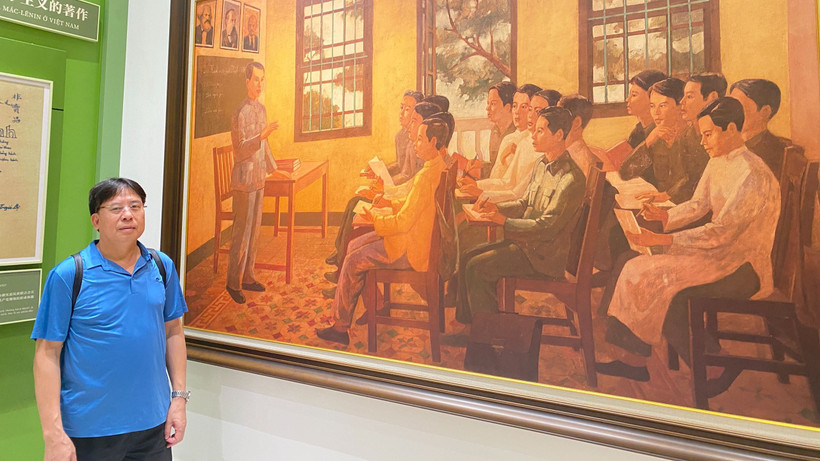 Ông Nguyễn Duy Phóng xúc động khi thăm di tích trụ sở Hội Việt Nam Cách mạng Thanh niên ở Quảng Châu, Trung Quốc.