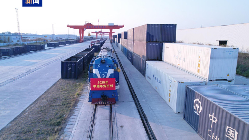 Chuyến tàu liên vận chở hàng Tết đầu tiên trong năm 2025 giữa hai nước được khởi hành từ Quảng Tây. (Ảnh: CCTV)