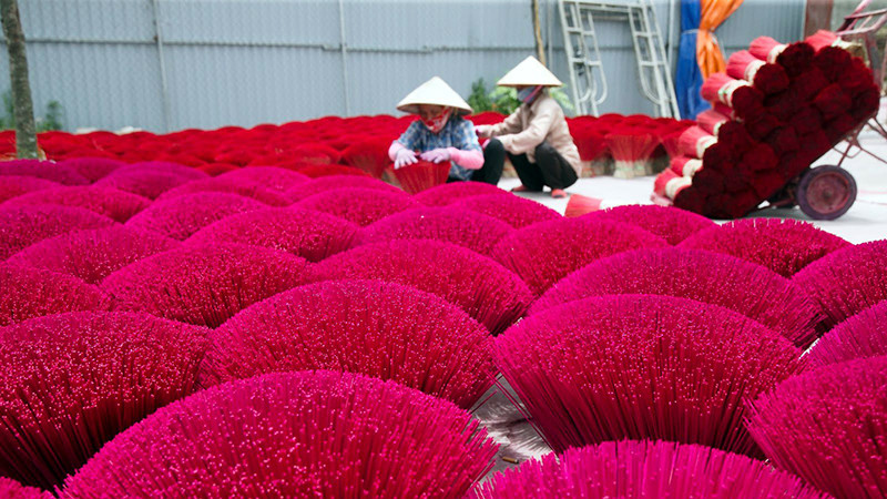 Sản xuất tăm hương truyền thống tại hộ gia đình ở xã Quảng Phú Cầu, huyện Ứng Hòa, thành phố Hà Nội. (Ảnh ĐĂNG ANH)