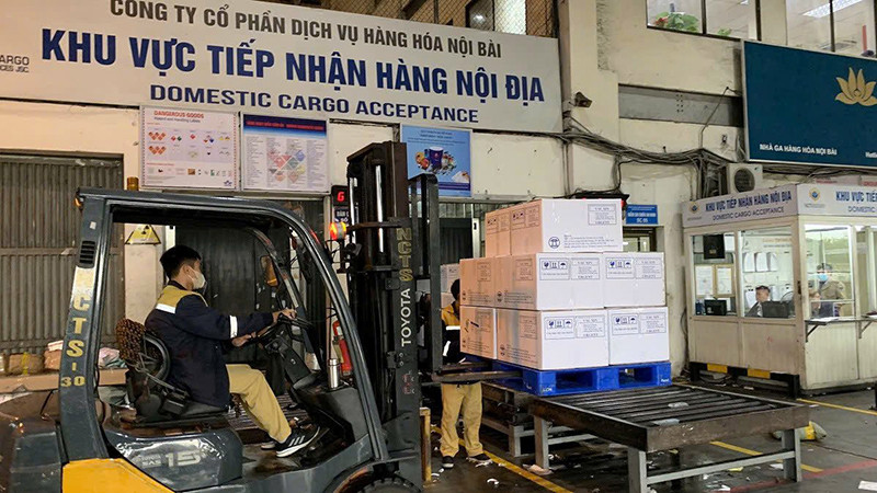 Vận chuyển vắc-xin phòng bệnh sởi đến các địa phương. (Ảnh Vũ Đoàn)