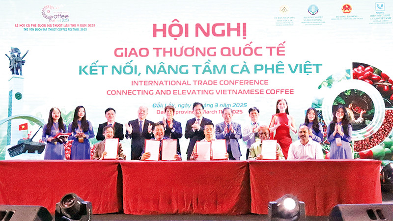 Các doanh nghiệp sản xuất, kinh doanh cà-phê tỉnh Đắk Lắk ký kết xuất khẩu cà-phê với các đối tác nước ngoài tại Hội nghị giao thương quốc tế - Kết nối, nâng tầm cà-phê Việt trong khuôn khổ Lễ hội Cà-phê Buôn Ma Thuột lần thứ 9 năm 2025.