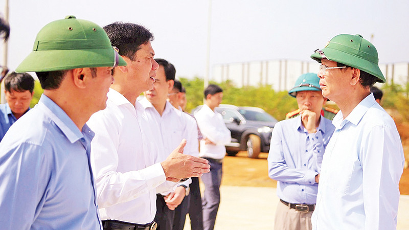 Bí thư Tỉnh ủy Đắk Nông Ngô Thanh Danh (ngoài cùng bên phải) cùng đoàn công tác của tỉnh kiểm tra thực địa tại Nhà máy điện phân nhôm Đắk Nông.