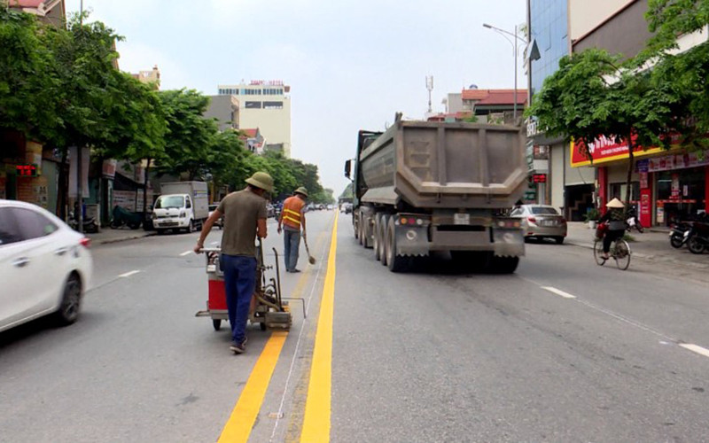 Lực lượng chức năng tỉnh Bắc Ninh kẻ vạch đường giao thông.
