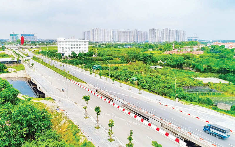 Tuyến đường Dương Xá-Đông Dư được đầu tư đồng bộ với hệ thống cây xanh, chiếu sáng và rãnh thoát nước, hệ thống viễn thông. (Ảnh MẠNH KHÁNH)