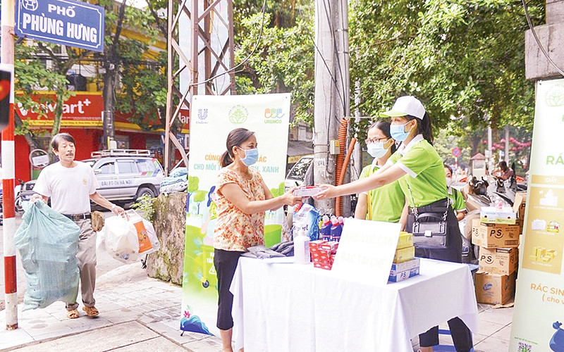 Chương trình phân loại rác thải tại nguồn do Công ty Môi trường đô thị Hà Nội thực hiện. (Ảnh Phan Hoa)