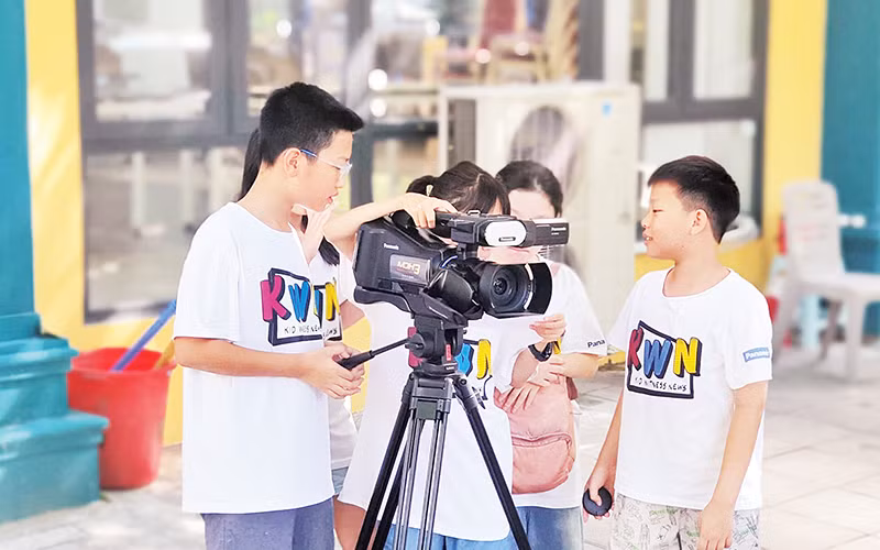 Học sinh thực tập quay phim tại Cung Văn hóa thiếu nhi Hà Nội.