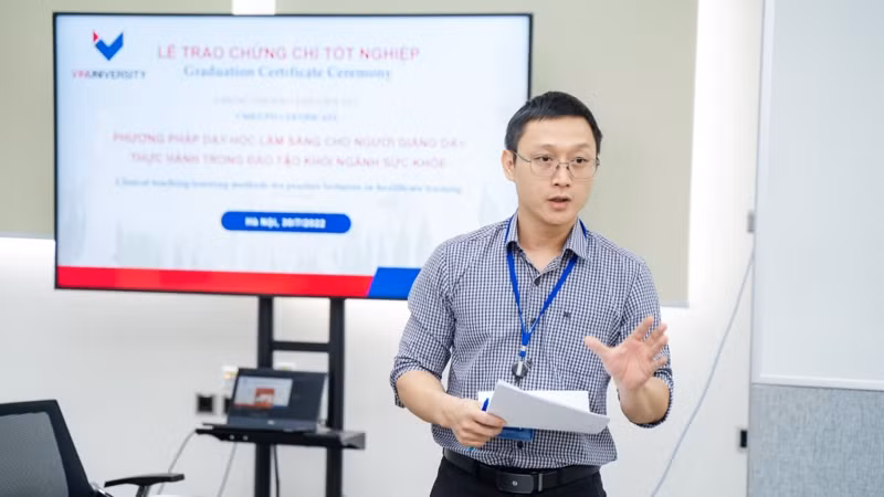 TS Nguyễn Hoàng Long với nhiều bài giảng tâm huyết dành cho ngành điều dưỡng