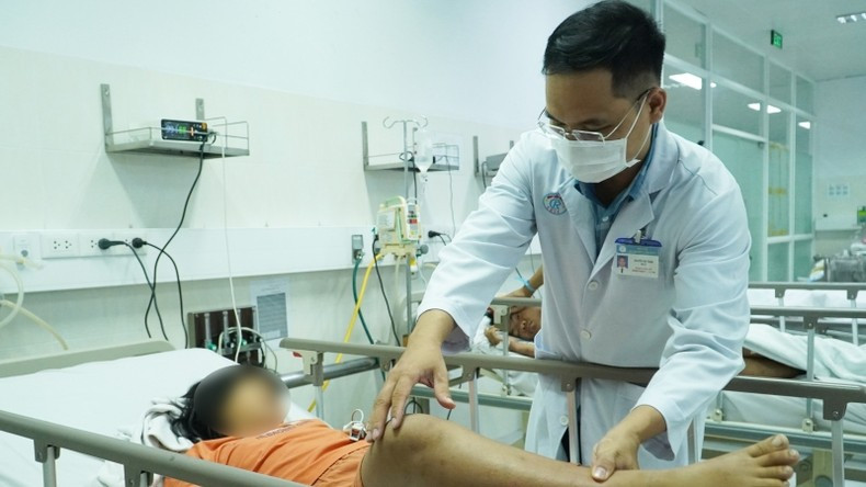 Bác sĩ thăm, khám cho bệnh nhân bị ngộ độc botulinum.