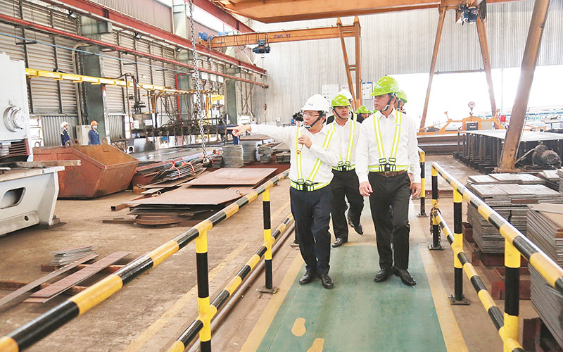 Lãnh đạo tỉnh Đồng Nai thị sát tình hình sản xuất, kinh doanh tại một nhà máy ở thành phố Long Khánh.