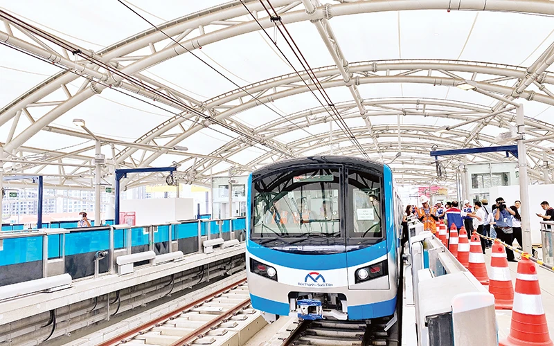 Tuyến metro số 1 Bến Thành-Suối Tiên chạy thử nghiệm toàn tuyến dài gần 20km, chuẩn bị cho công tác khai thác, vận hành trong năm 2024.