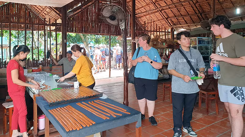 Giữ gìn và phát triển nghề truyền thống trở thành sản phẩm du lịch thu hút du khách đến với cù lao An Bình (Vĩnh Long).