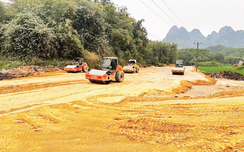 Các đơn vị thi công đang nỗ lực triển khai dự án đường liên kết vùng Hà Nội-Hòa Bình.
