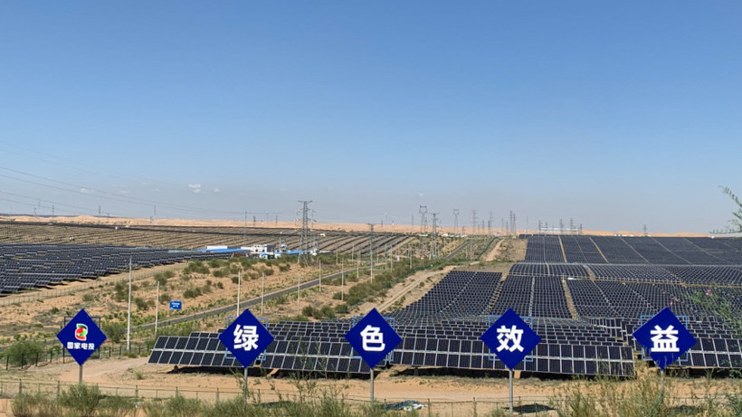 Dự án điện mặt trời ở thành phố Ordos, khu tự trị Nội Mông, Trung Quốc. (Ảnh: HỮU HƯNG)