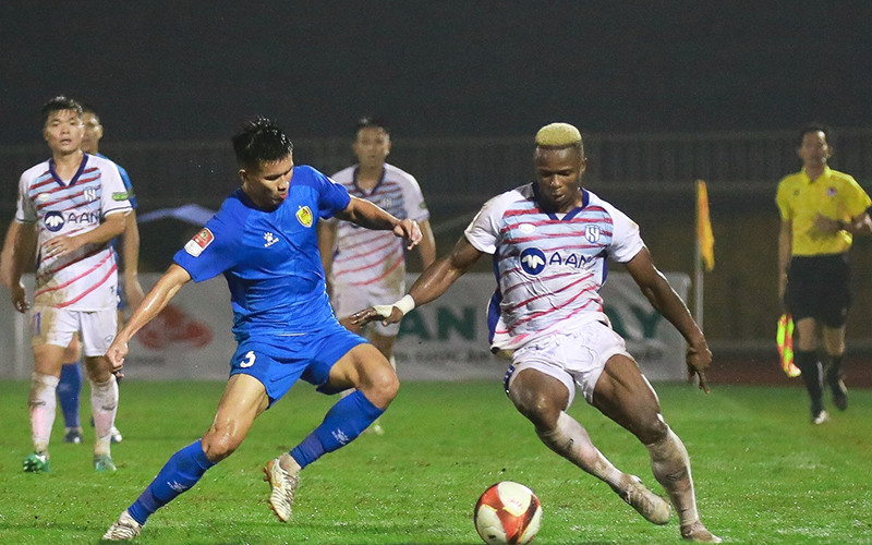 Sông Lam Nghệ An (áo trắng) buộc phải chia điểm với Quảng Nam.