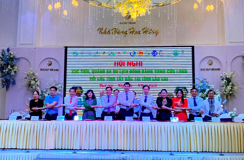 Ký kết hợp tác du lịch các tỉnh, thành phố vùng đồng bằng sông Cửu Long với các tỉnh vùng Tây Bắc, tại Lào Cai. (Ảnh: QUỐC HỒNG)