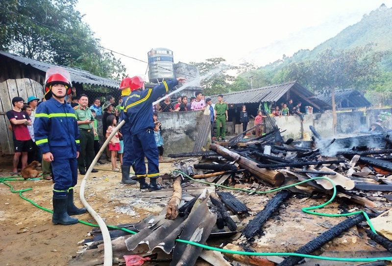 Lực lượng chức năng đã dập tắt vụ cháy nhà ở xã Phong Niên, huyện Bảo Thắng, Lào Cai. ( Ảnh: MINH ĐỨC)