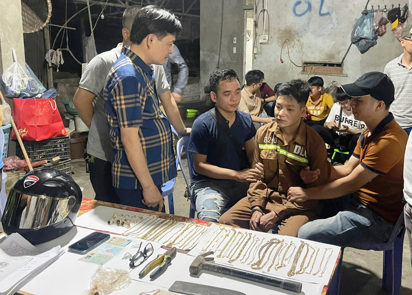 Sau 7 giờ truy xét, Công an huyện Bảo Thắng (Lào Cai) đã bắt được đối tượng cướp tiệm vàng. (Ảnh: THU HƯƠNG)
