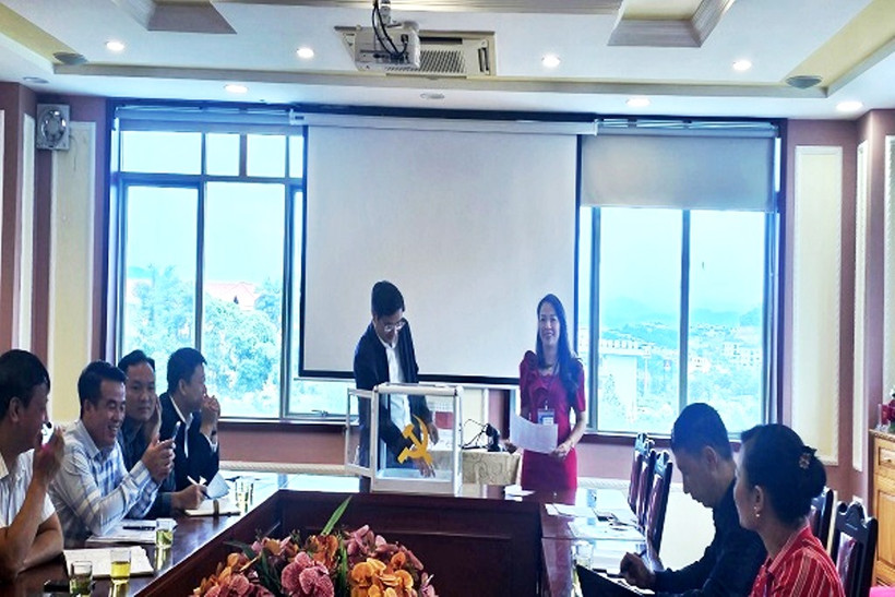 Ủy ban Kiểm tra Tỉnh ủy và Thanh tra tỉnh Lào Cai tổ chức bốc thăm xác định người được xác minh tài sản theo quy định của Luật Phòng, chống tham nhũng. (Ảnh: KIỀU LIÊN)