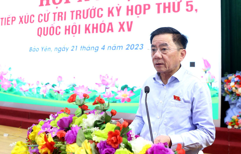 Đồng chí Trần Cẩm Tú, Ủy viên Bộ Chính trị, Bí thư Trung ương Đảng, Chủ nhiệm Ủy ban Kiểm tra Trung ương phát biểu tại Hội nghị tiếp xúc cử tri huyện Bảo Yên, tỉnh Lào Cai. (Ảnh: QUỐC HỒNG)