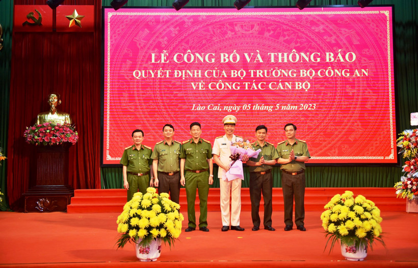 Ban giám đốc Công an tỉnh Lào Cai chúc mừng Đại tá Cao Minh Huyền được bổ nhiệm giữ chức Giám đốc Công an tỉnh Lào Cai từ ngày 8/5/2023. (Ảnh: THANH TUẤN)