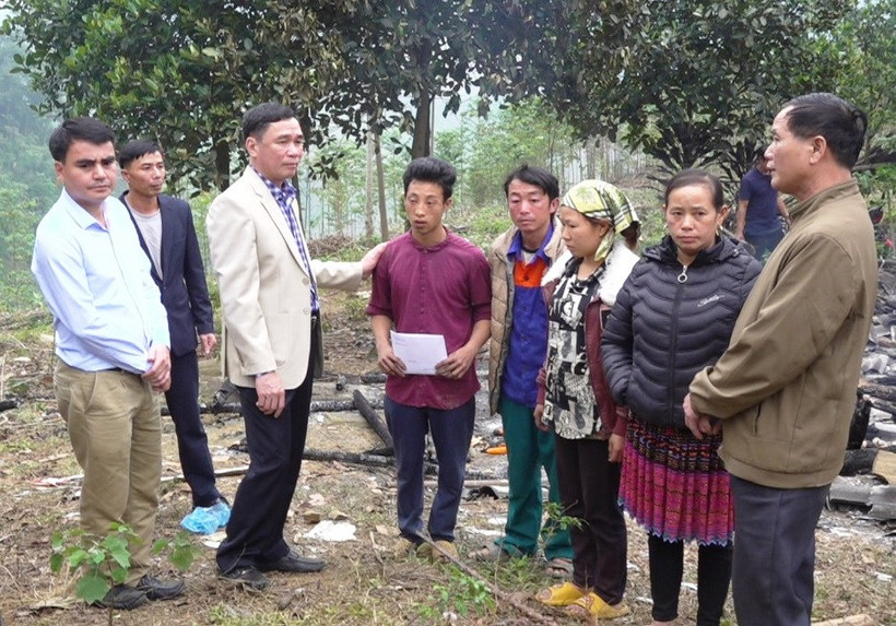 Lãnh đạo huyện Bảo Yên đến thăm hỏi và trao tiền hỗ trợ gia đình người bị nạn trong vụ cháy ở xã Bảo Hà, huyện Bảo Yên - Lào Cai. (Ảnh MINH HUYỀN)